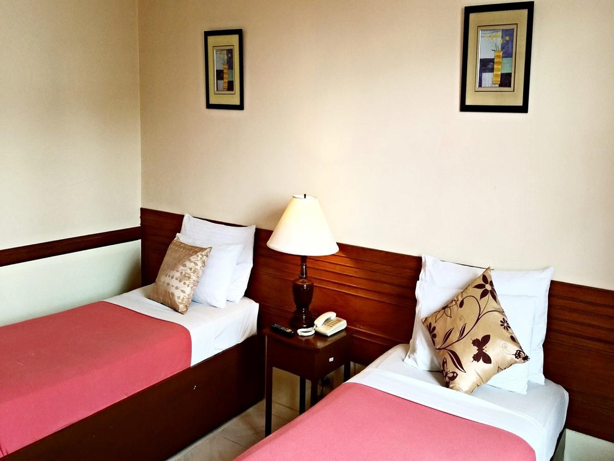 La Parilla Hotel Cabanatuan City Екстер'єр фото